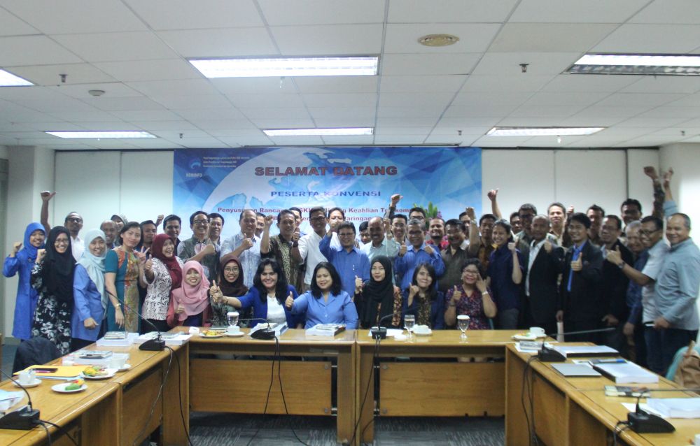 Gambar: Foto bersama Ka. Badan Litbang SDM, Basuki Yusuf Iskandar (Berdiri di tengah berkemeja biru, dan Ka. Pusbang Litprof SDM Informatika Hedi M. Idris (Berdiri ke-dua sebelah kanan Basuki Yusuf Iskandar berbaju biru) beserta peserta Konvensi Penyusunan Rancangan SKKNI Bidang Keahlian Telekomunikasi Sub. Bidang Penggelaran Jaringan Seluler.