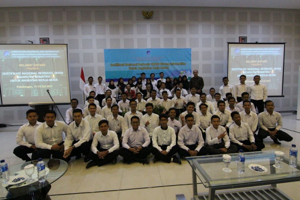 Gambar: Foto bersama Kepala Pusbang Litprof SDM Informatika, Dr. Ir. Hedi M. Idris bersama pejabat Dinas KOMINFO Kota Pekalongan, dan peserta Sertifikasi SKKNI bidang Informatika Angkatan Kerja Muda Kota Pekalongan dan Sekitarnya.