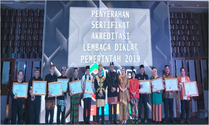 Foto Bersama Penerima Sertifikat Akreditasi Lembaga Diklat Pemerintah 2019, Senin (25/11/2019) di Ayana Midplaza Jakarta.