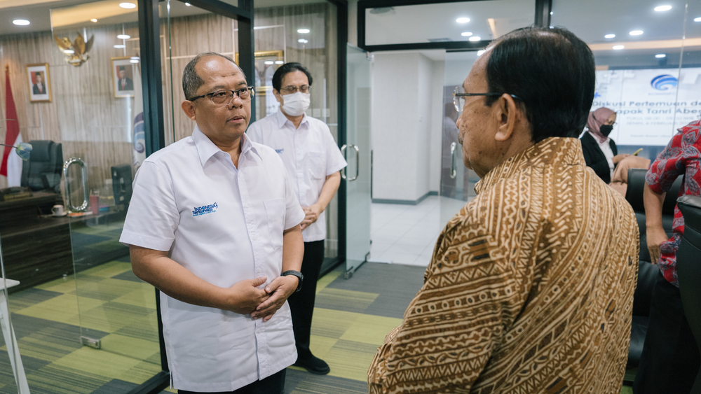 Gambar: Kabadan Litbang SDM bersama Tanri Abeng