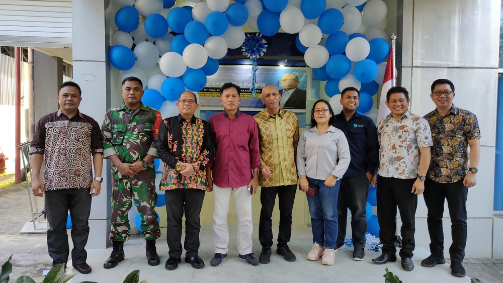 Gambar: Potong Pita pada Peresmian Gedung BPSDMP Kominfo Manado