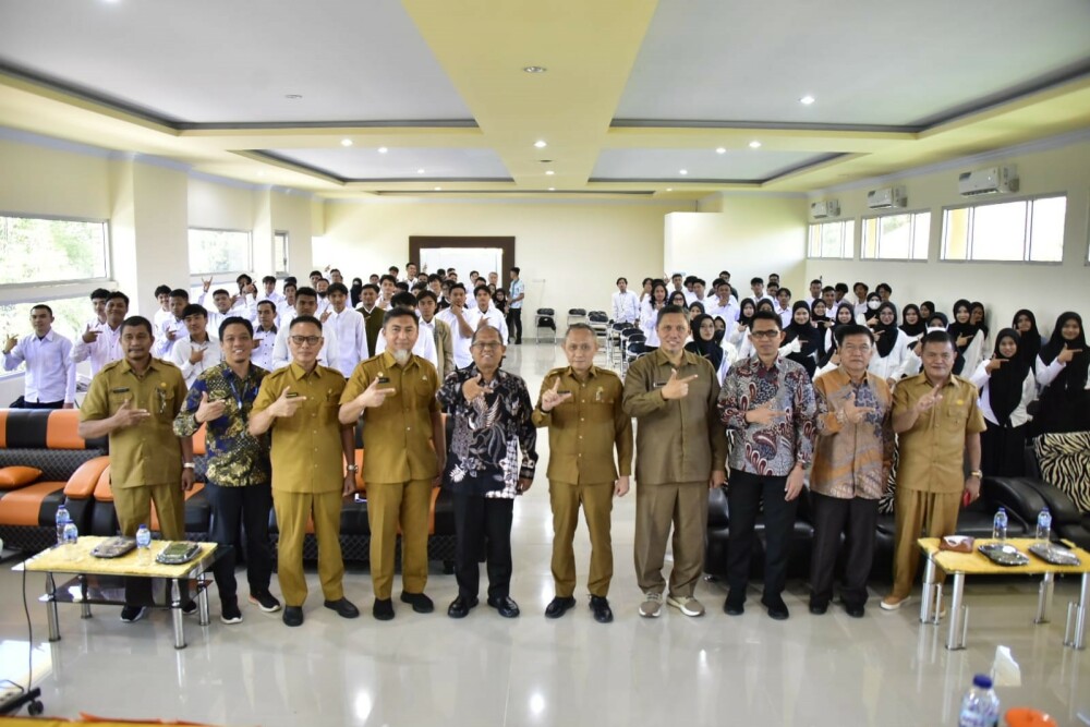 Gambar: Foto Bersama dengan Para Siswa/i SMKN 1 Gorontalo