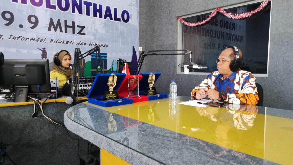 Gambar: Sosialisasi DTS, DLA, dan Beasiswa Kominfo di Radio Suara Rakyat Gorontalo