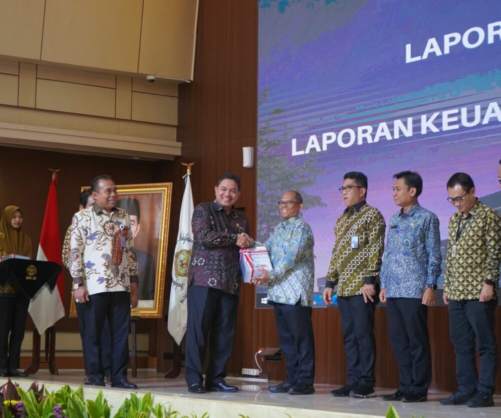 Gambar: Foto Kepala Badan Pada Acara Penyerahan Laporan Hasil Pemeriksaan (LHP) atas laporan keuangan Kementerian/Lembaga Tahun 2022 oleh BPK RI 