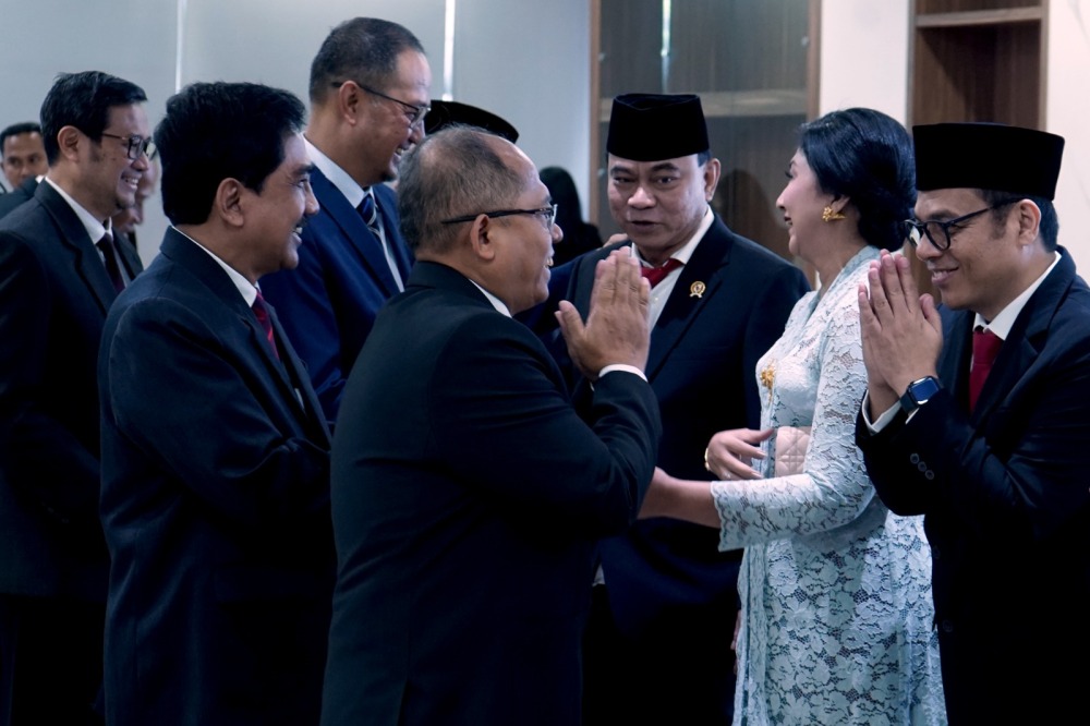 Gambar: Foto Kepala Badan Litbang SDM Kominfo memberi selamat kepada Menteri dan Wakil Menteri Komunikasi dan Informatika