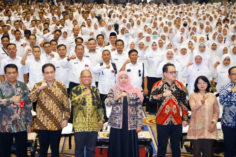 Gambar: Foto Kepala Badan Pengembangan SDM Kominfo dan Gubernur Jatim pada Penandatangan MoU Kepala Badan Pengembangan SDM Kominfo bersama Gubernur Jawa Timur