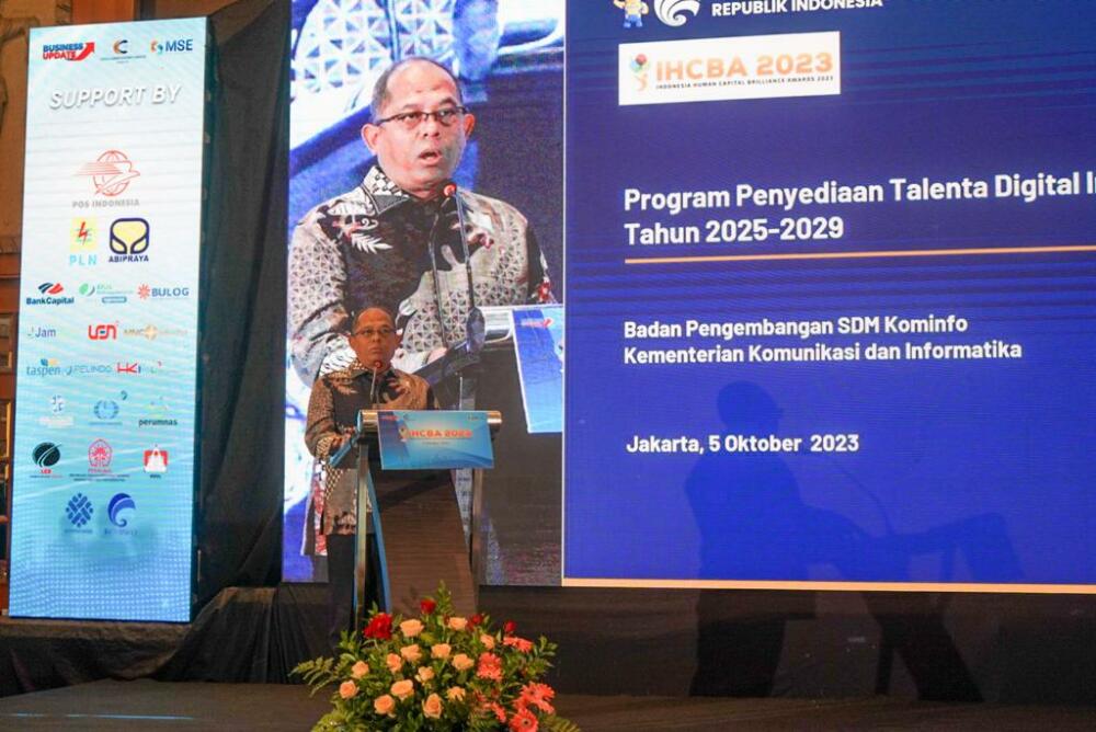 Gambar: Foto Kepala BPSDM Kominfo pada Indonesia Human Capital Briliance Award 2023 guna mendorong transformasi Human Capital di Indonesia.