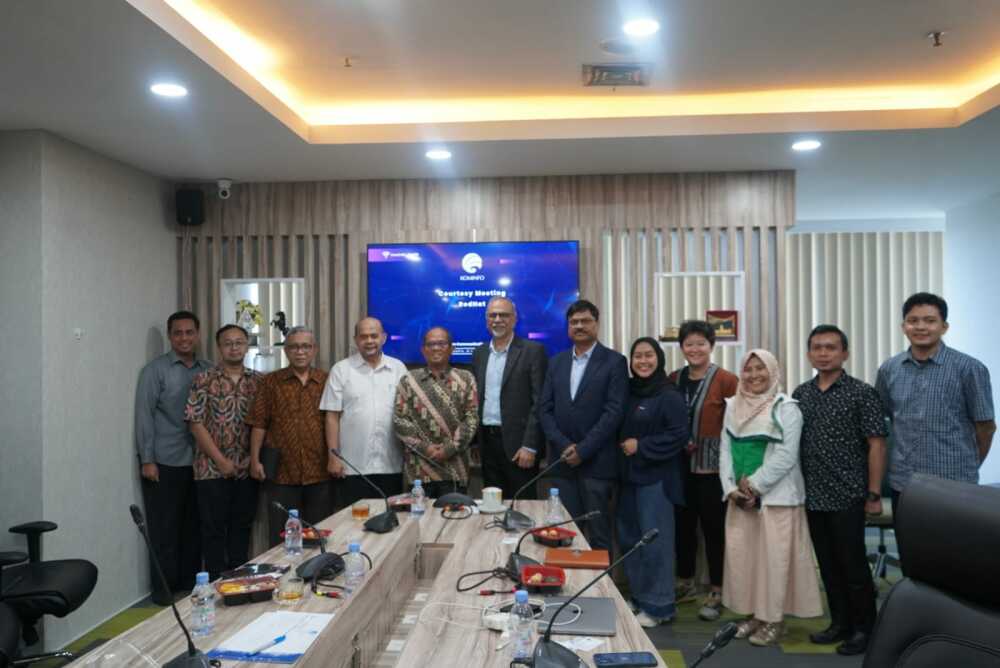 Gambar: Foto Kepala Badan Saat Menerima Kunjungan Pimpinan Redhat Asia pacific untuk Pengembangan talenta Digital  di Indonesia