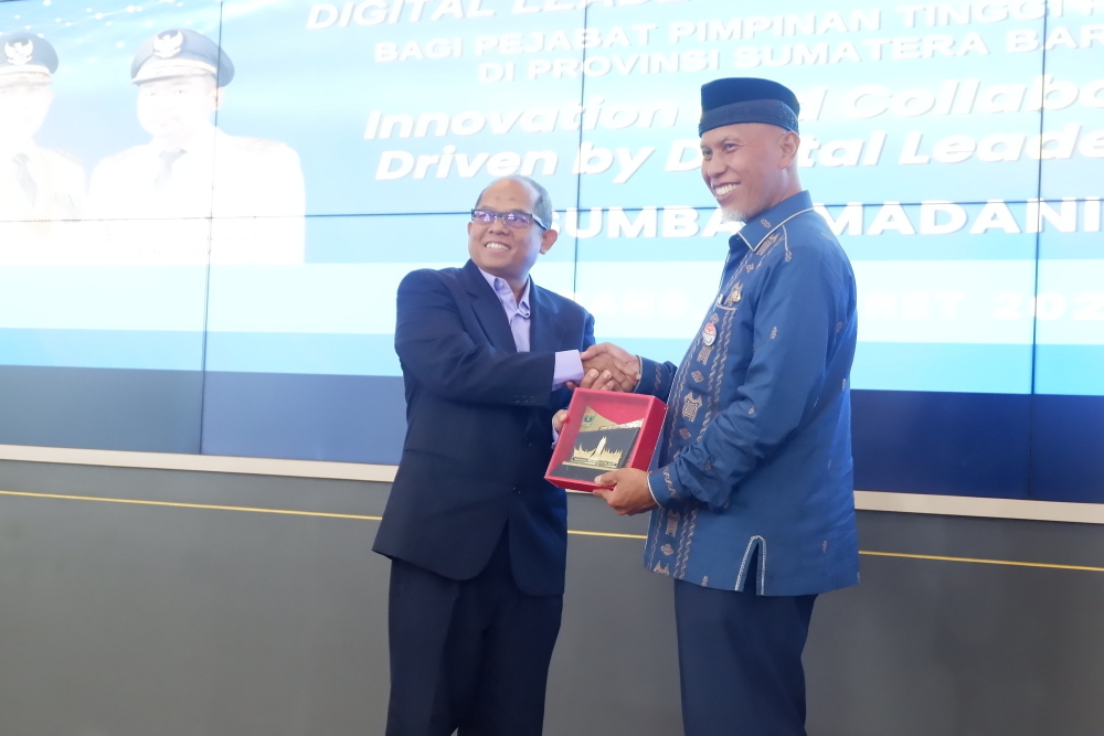 Gambar: Foto Kepala Badan dan Gubernur Sumbar Pada Kegiatan Digital Leadership Academy (DLA) dan Government Transformation Academy (GTA) Di  Provinsi Sumatera Barat Tahun 2024