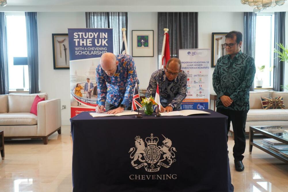 Gambar: Foto Perjanjian Kerjasama untuk Beasiswa S2 di Inggris antara BPSDM Kominfo  dengan Chevening Scholarship 