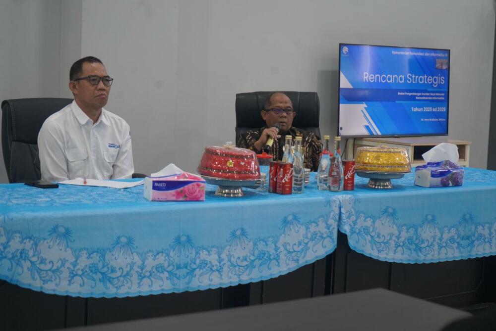 Gambar: Foto Pertemuan Bersama dengan seluruh Pegawai Balai Besar Pengembangan Sumber Daya Manusia Kominfo Makassar 