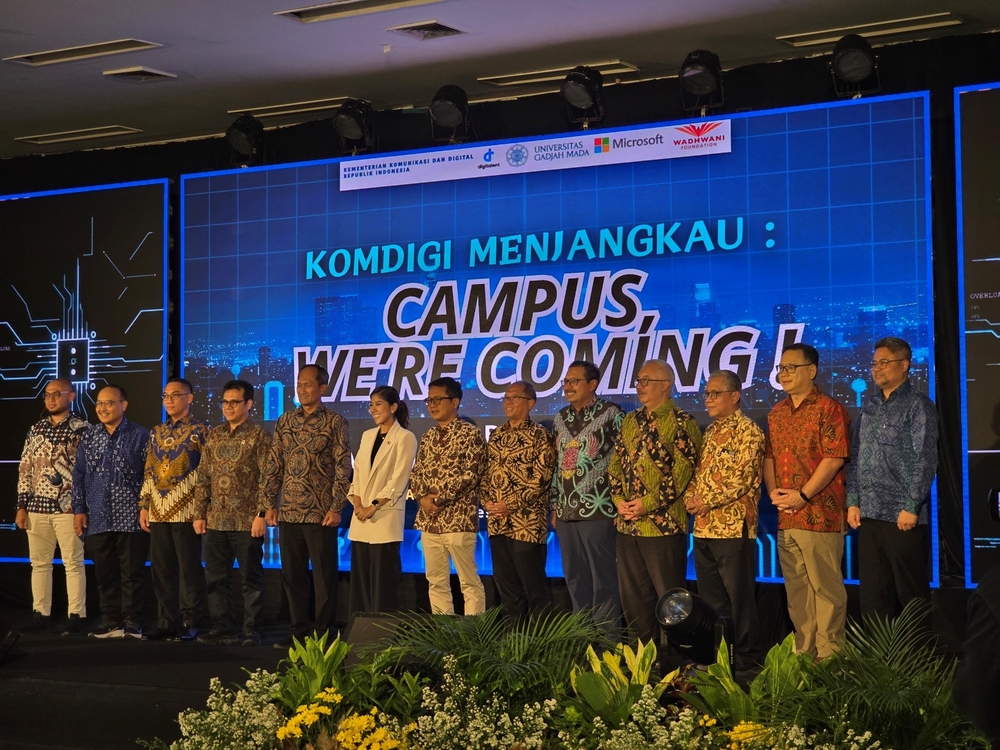 Gambar: Foto bersama Para Stakeholder pada Kegiatan Komdigi Menjangkau: Campus, We''re Coming AI, Day: Job Fair and IT Education Fair