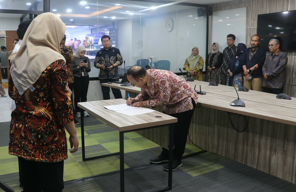 Gambar: Penandatanganan berita acara sertijab oleh Kepala BPSDM Komdigi yang baru