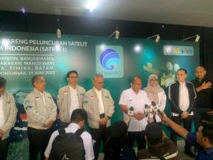 Kepala Badan Litbang SDM Kominfo beserta perwakilan PT. Satelit Nusantara 3 dan Karyawan BAKTI