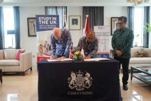 Foto Perjanjian Kerjasama untuk Beasiswa S2 di Inggris antara BPSDM Kominfo  dengan Chevening Scholarship 