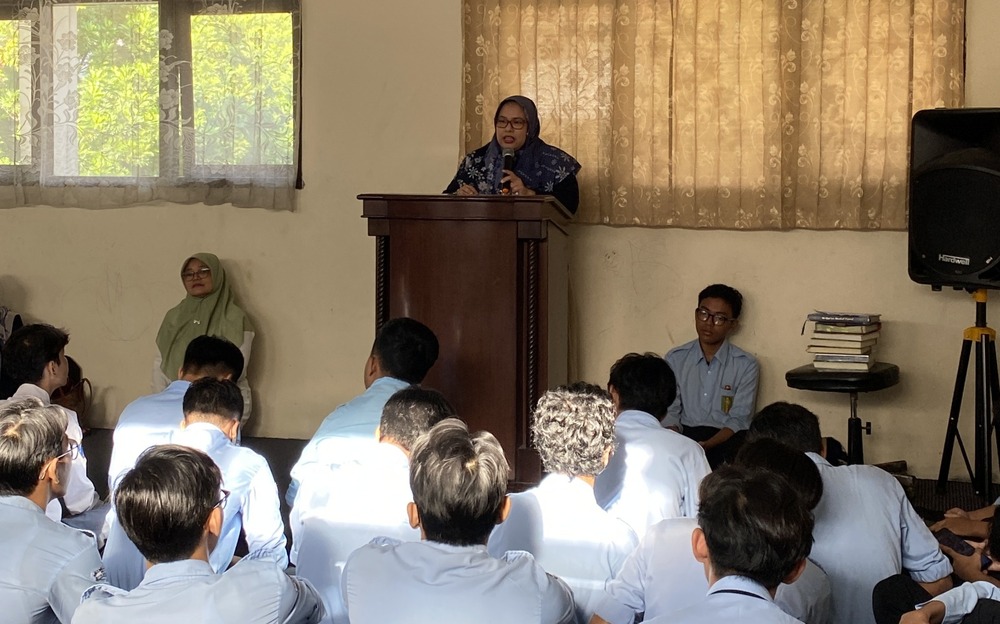 Gambar: Kepala BPSDMP Kominfo Bandung, Nur Azizah, membuka pelatihan Basic Cyber Security untuk Pelajar Menengah di Kota Bandung.