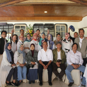 Foto bersama seluruh pegawai BPPKI Bandung dan pegawai BPPKI Bandung yang sudah purna tugas.