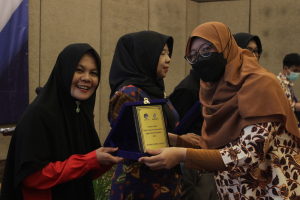 Plt. Kepala BPSDMP Kominfo Jakarta, Dede Mahmudah, menyerahkan plakat penghargaan kepada peserta dalam kegiatan apresiasi alumni DTS akademi DEA tahun 2022 yang diselenggarakan BPSDMP Kominfo Jakarta