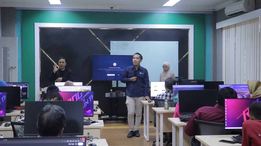 Gambar: Suasana kelas pelatihan digital marketing untuk difabel dengan pengajar dan juru bahasa isyarat 