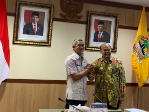 Kementrian Kominfo diwakili oleh Kepala Pusat Penelitian Pengembangan Sumber Daya Perangkat dan Penyelenggaraan Pos dan Informatika (Kapuslitbang SDPPPI) DR. Nusirwan, S.Ag, M.Si bersama Sekretaris Daerah Provinsi Jawa Tengah, Sumamo.